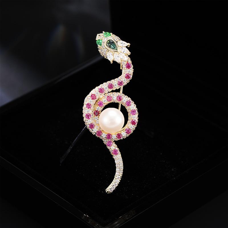 

Брошь в виде змеи Духа Нового года, нежная, с цирконами, креативная, с высоким чувством пресноводного жемчуга, с пальто и костюмом