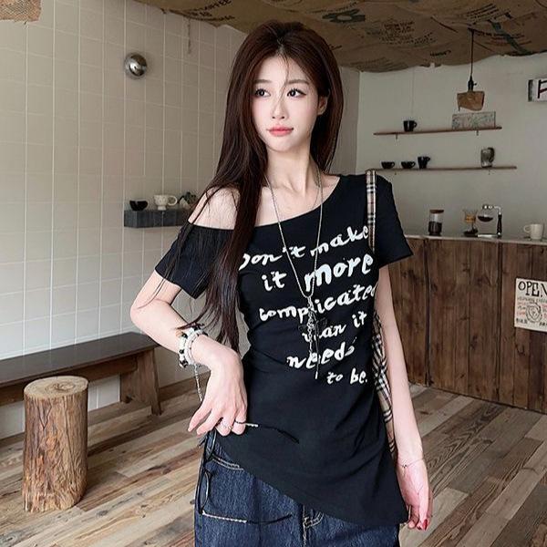 Women's Slim-Fit Spicy Girl One-Shoulder Letter Print Top, Short Sleeve, Fake Two-Piece, Perfect for Summer Commutes.