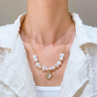 French Retro Diamond-encrusted Geometric Pendant, Pearl Necklace, Elegant Temperament, New Collarbone Chain, Fashionable and High-end Necklace.