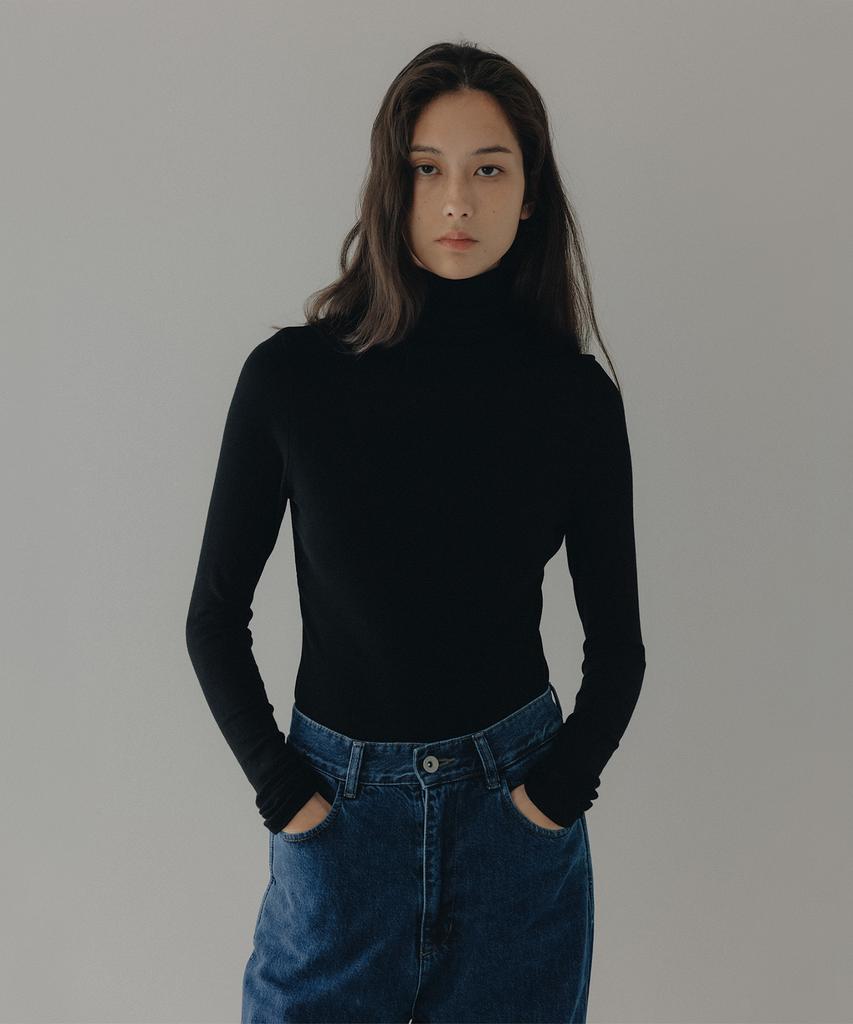 Beullaengkeulumumeon Letters Roll Neck_Black