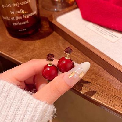Cercei eleganti cu margele rosu vin: Design versatil, de ultimă generație pentru femei