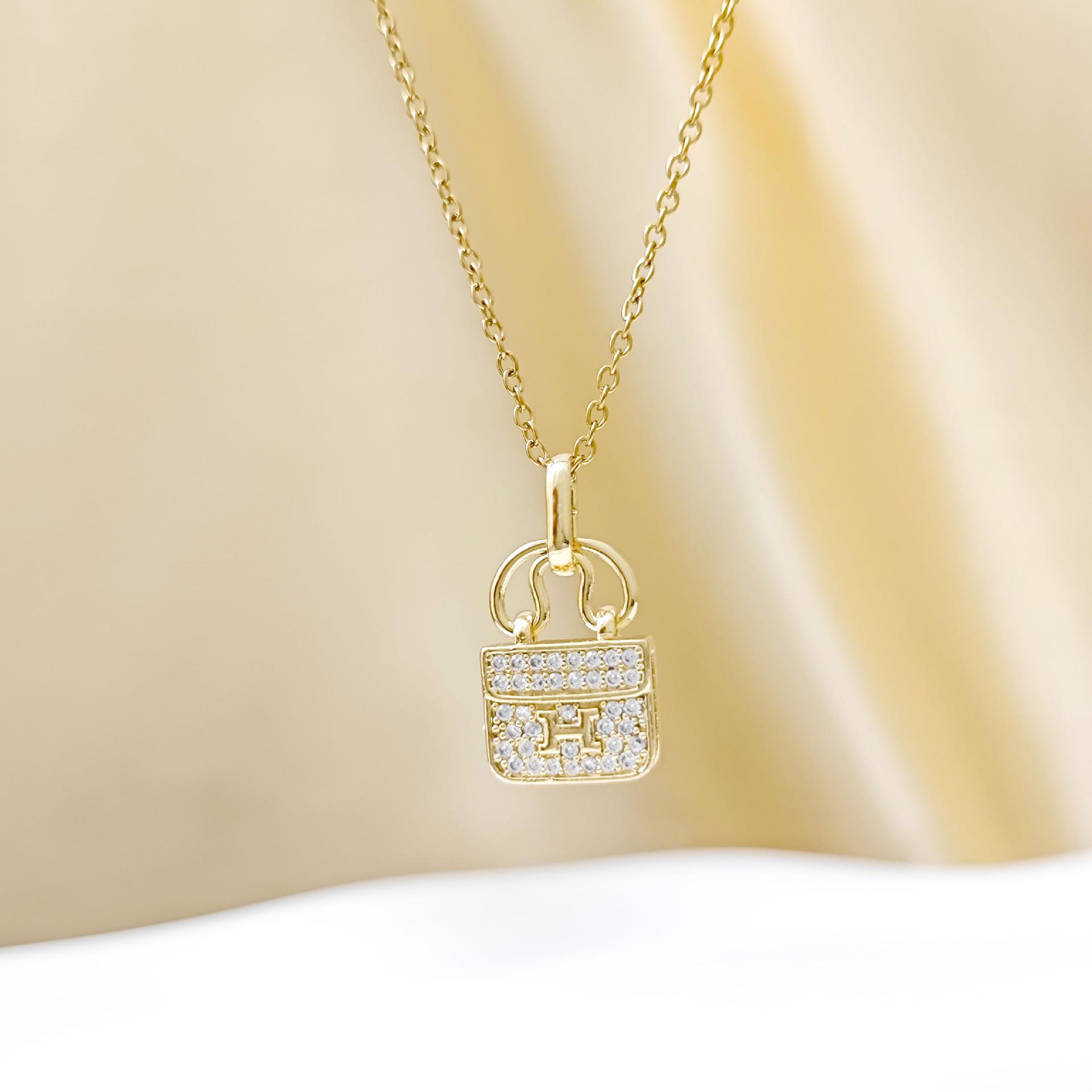 Gold-Plated Titanium Steel Necklace for Women - Korean Style H Design, Rhinestone, Colorfast, Light Luxury, High-End Feel, Collarbone Chain.