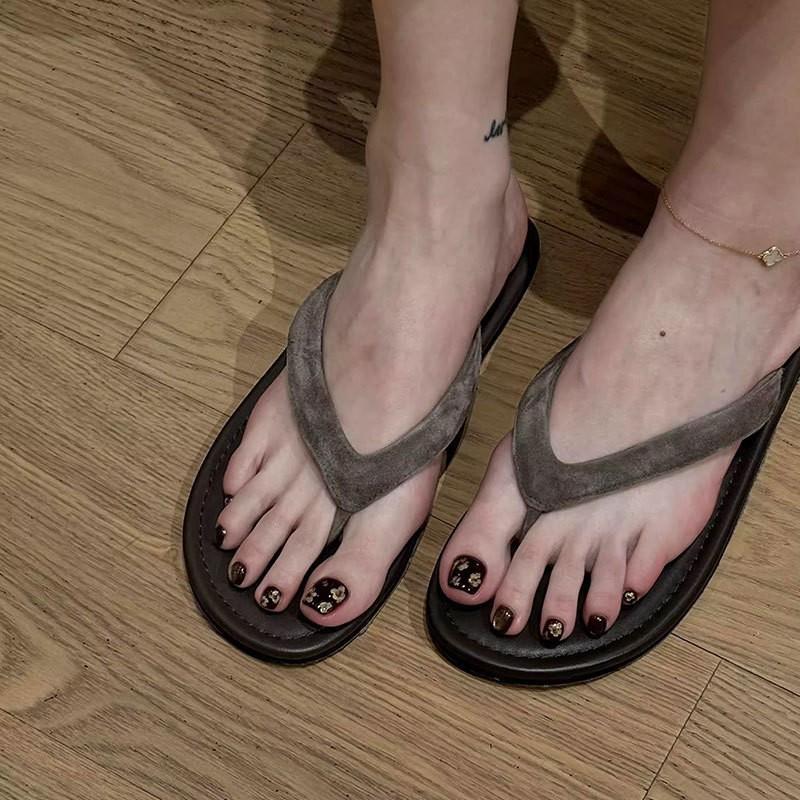 

Лето 2025 новая мода верхняя одежда с юбкой приморский пляжный отдых шлепанцы с перемычкой между пальцев елочкой прохладные шлепанцы женские 39 темно-коричневого