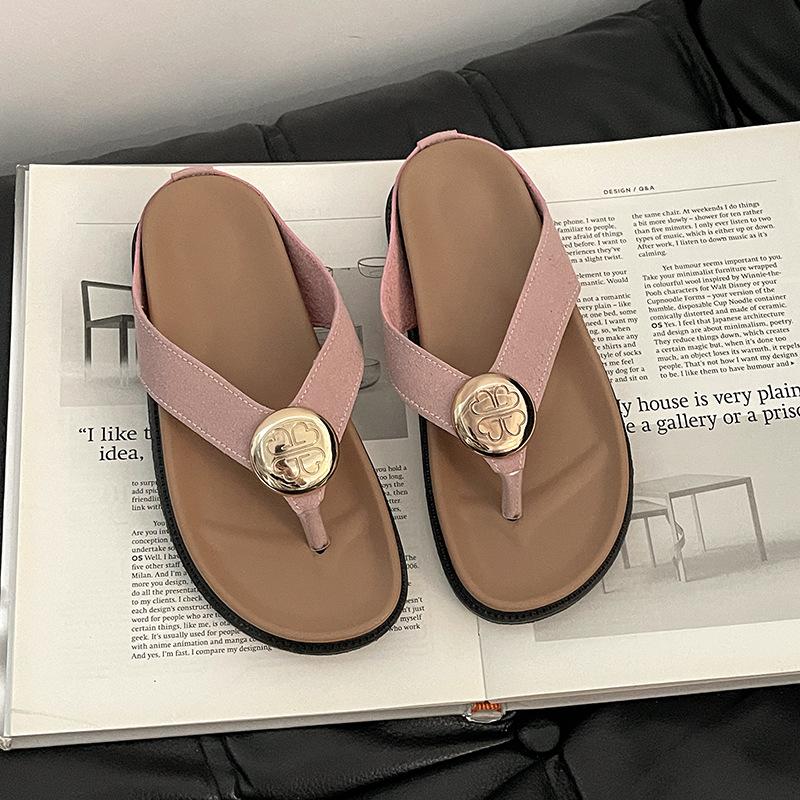 Fashion metal thick-soled foot-pinched flip-flops, women's 2025 new summer versatile outer wear, beach sandals