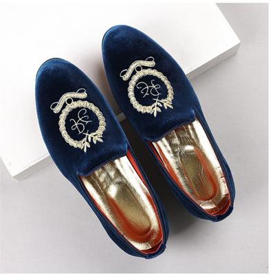 Fashion New Pointed Velvet Embroidery Casual Shoes for Men Designer Formal Wedding Dress Slip On Loafers Homecoming Footwear