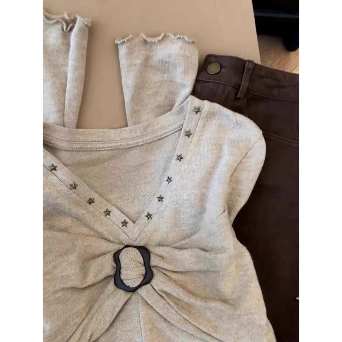 

Khaki V-Neck Long-Sleeve Korean Fleece Top for Women - Stylish, Lightweight, Age-Reducing Autumn/Winter Fashion Medium