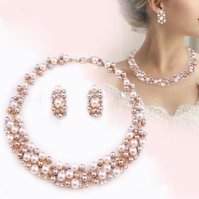 Favolosi orecchini con collana e catena a collo dolce di fascia alta
