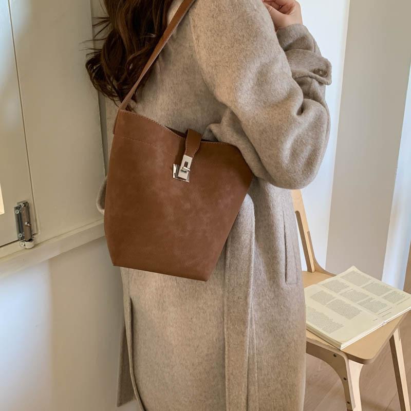 Premium sense retro matte bag women's 2025 new commuter versatile shoulder underarm bag portable tote bucket bag