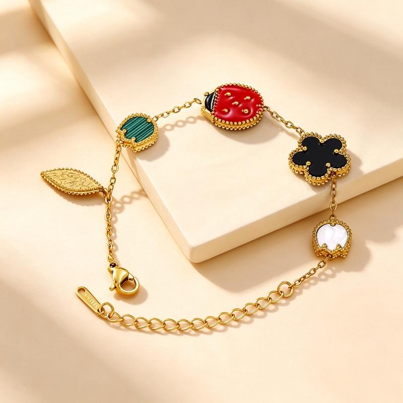 Fashion Luxury Ladybug Bracelet: Double-Sided Mother-of-Pearl with Five-Petal Design