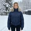 Jachetă puffer scurtă îngroșată pentru femei, stil retro american, cu guler de blană și glugă strânsă în talie, pentru iarna 2026