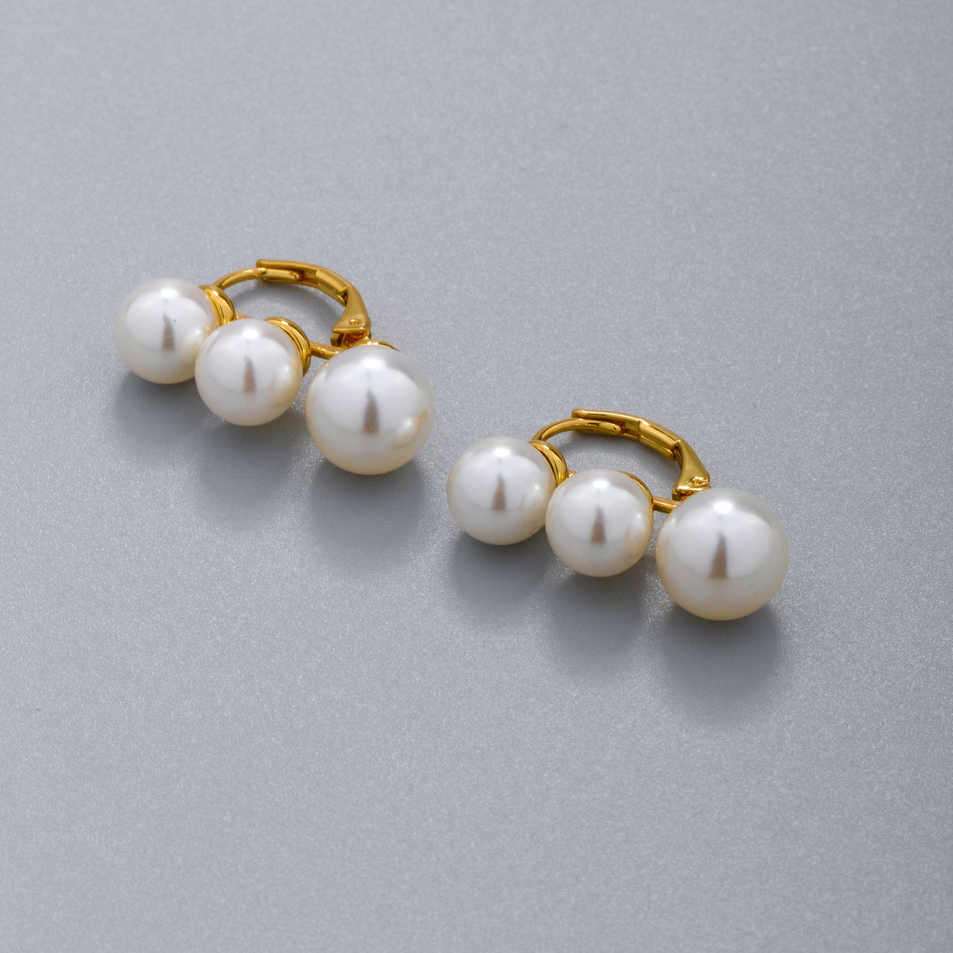 

Elegant Pearl Earrings for Women: Simple, Trendy, and Luxurious Clip-on Design золотой