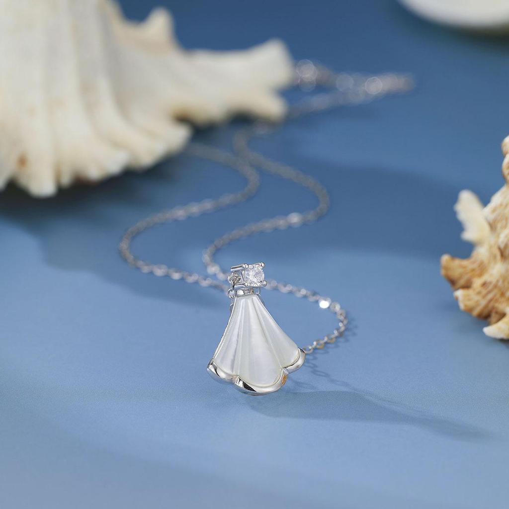 Women's Fashionable Fan-Shaped White Mother-of-Pearl Pendant Necklace - High-End Clavicle Chain Jewelry