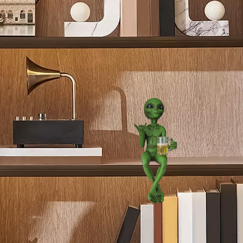 Funny Alien Statue Sculpture Garden Landscaping Yard Art Ornament Resin Beer Drinking Alien Sculpture Desktop Decoration
