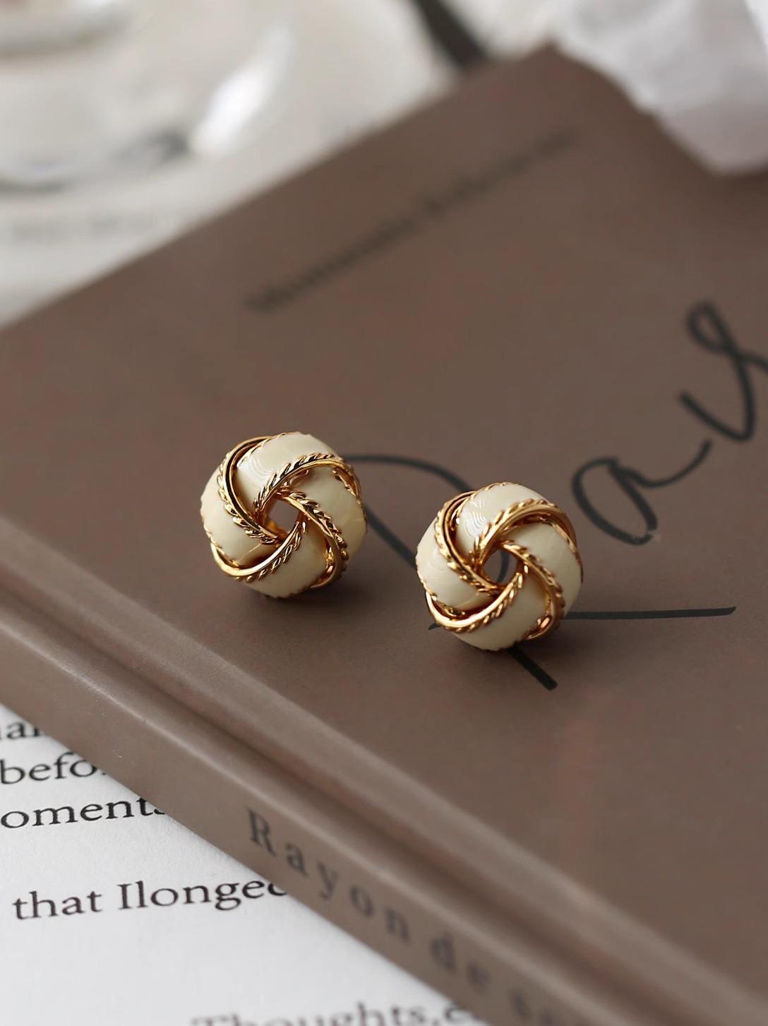 

Niche French retro high-end S silver needle cream white concentric knot earrings stud earrings temperament earrings light luxury кремовый