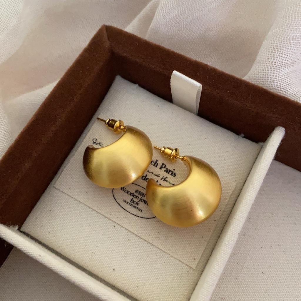 Brushed Moon Stud Earrings Are Versatile, Simple And Cold Wind Design, And High-End Earrings.