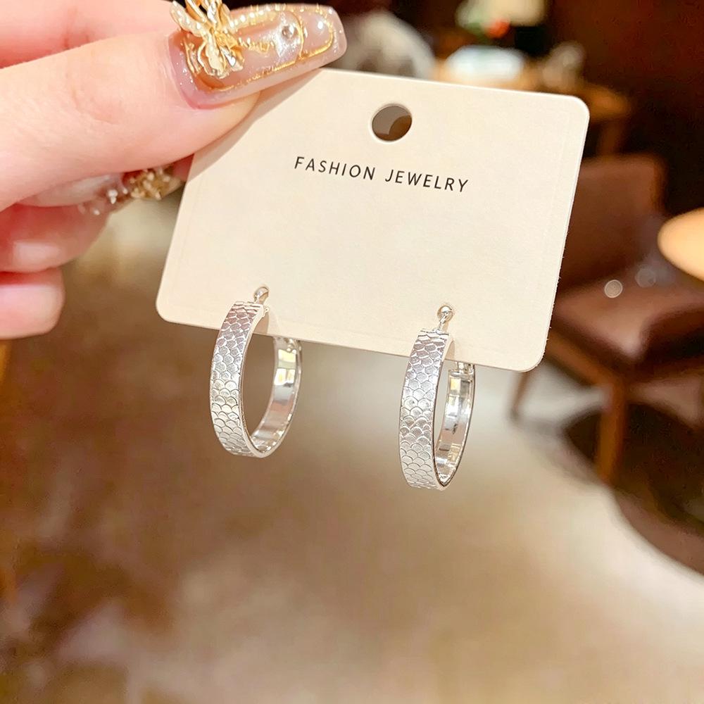 European & American Luxury Textured Earrings: Elegant, Versatile, Unique Design for Women