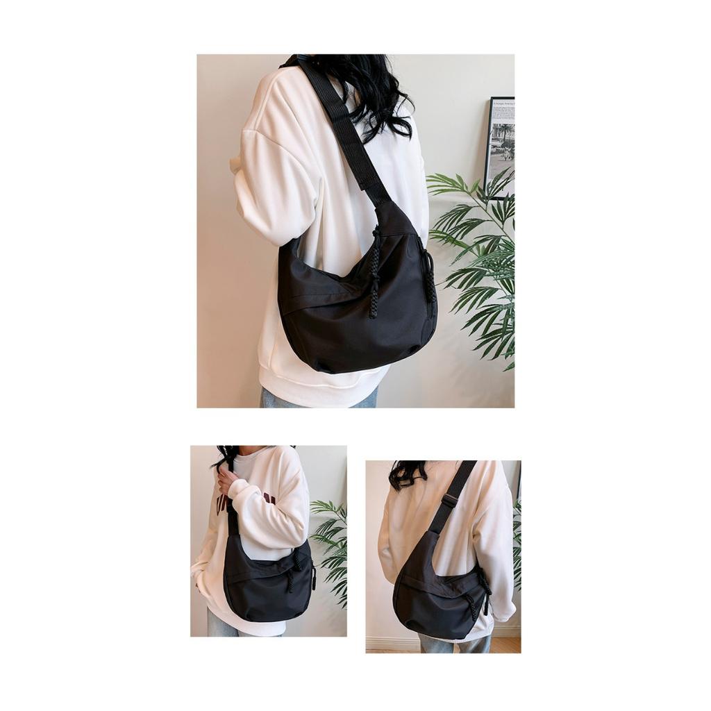 Torba typu tote w stylu neutralnym z paskiem do noszenia rzeczy fitness. Nowa mini torebka w stylu ulicznym z paskiem na ramię. Lekki