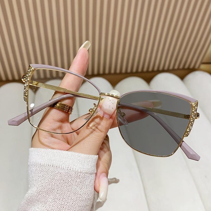 Modische Cat Eye Anti-Blaulicht-Photochrome Brille Ultraleichte Damen Vintage Dreieck Metallrahmen Farbwechsel Augenschutz Brille