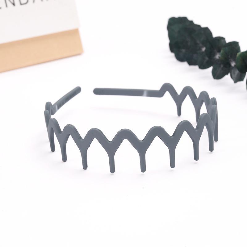Matte Morandi Wave Hairband for Women: Versatile Sawtooth Clip for Makeup, Face Washing, Secure Hold for Fine Hair.