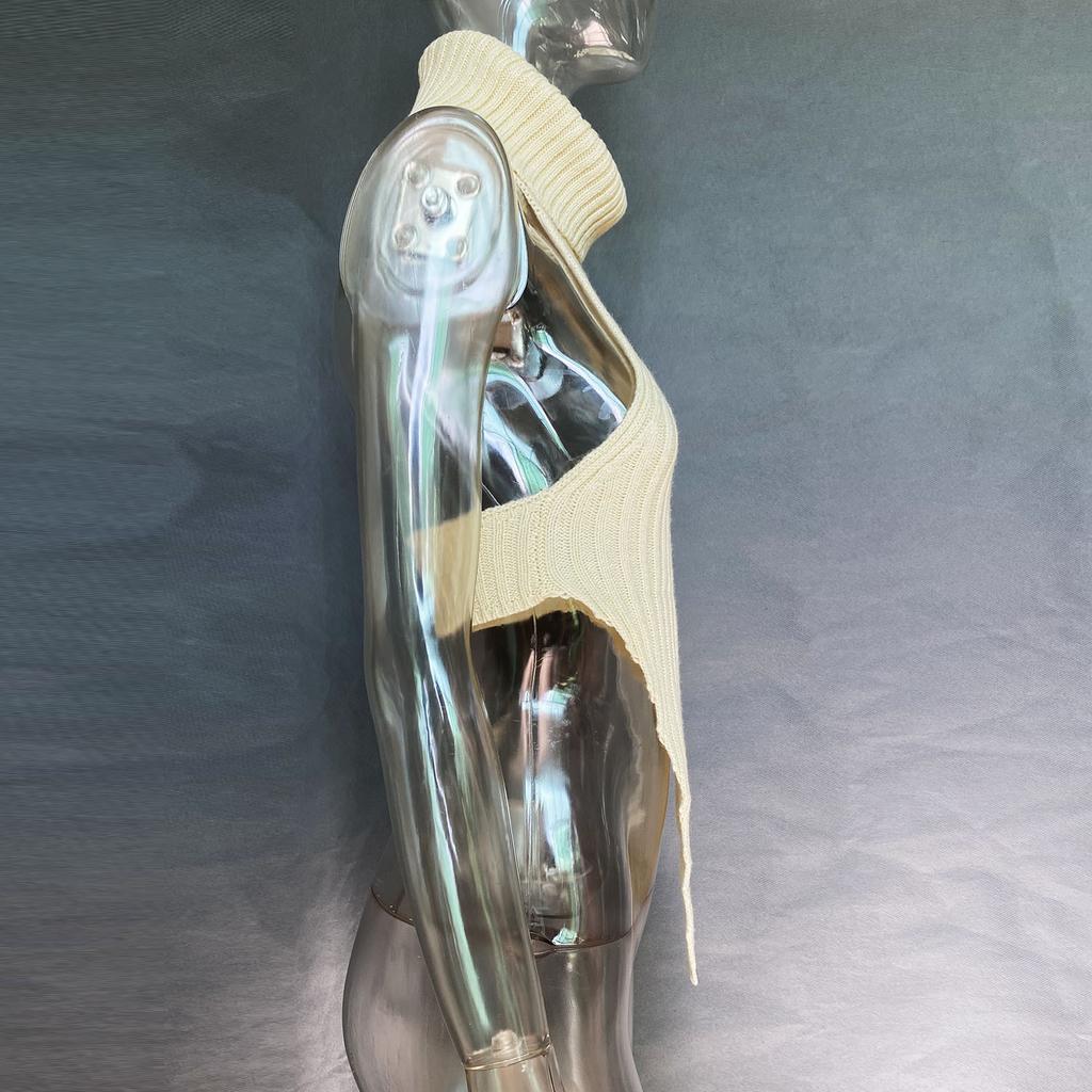 Dámský vlněný pletený top bez rukávů s vysokým výstřihem, nepravidelným střihem a sexy odhalenými zády