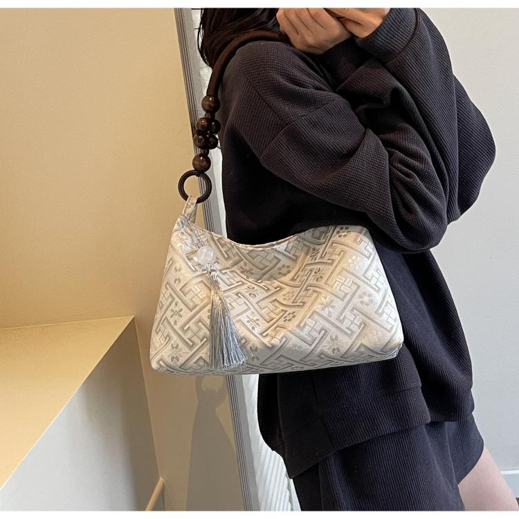 2025 Women's Embroidered Chinese-Style Shoulder Bag: Autumn/Winter Versatile Baguette