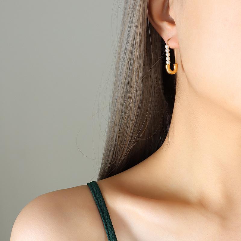 Hong Kong Style Pearl Clip Earrings: Fashionable & Versatile Autumn/Winter Accessory for Women