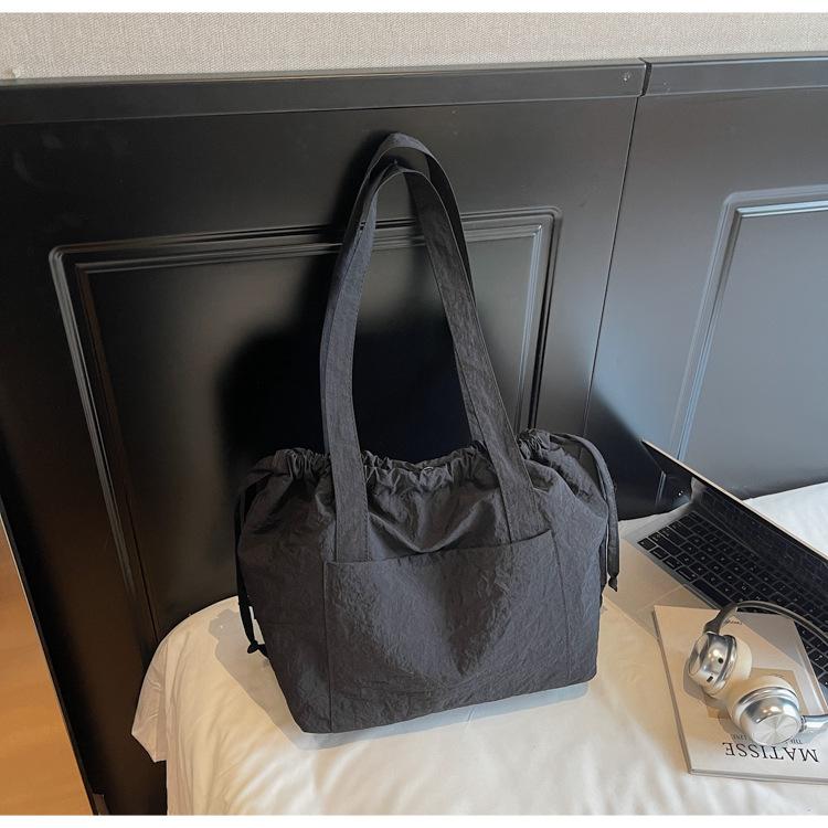 2025 new versatile large-capacity armpit bag casual fashion niche shoulder bag Korean version ins lightweight tote bag