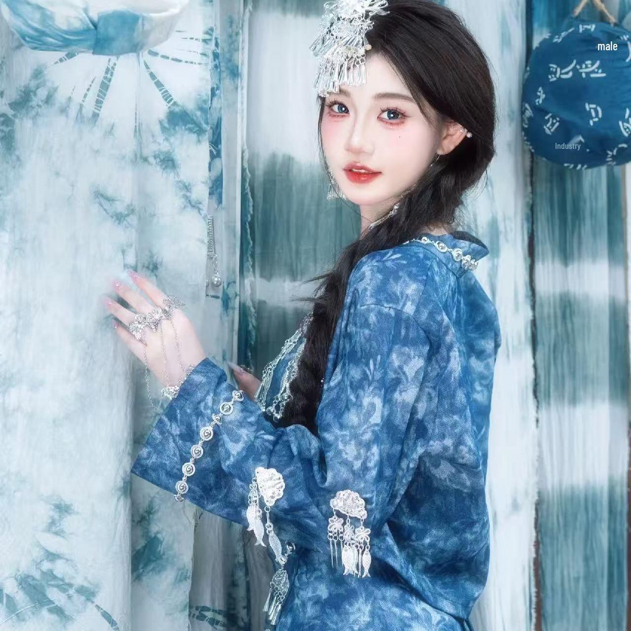 

Miao Ethnic Costume for Girls - Blue Batik Photography Set One Size