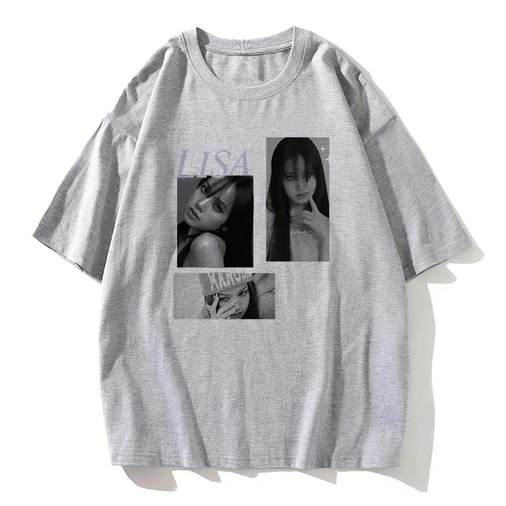 T-shirt Rose Oversize BLACKPINK Lisa Collage 3 Photos « LISA » Accent Étoilé | T-shirt Merch Streetwear Fan K-Pop
