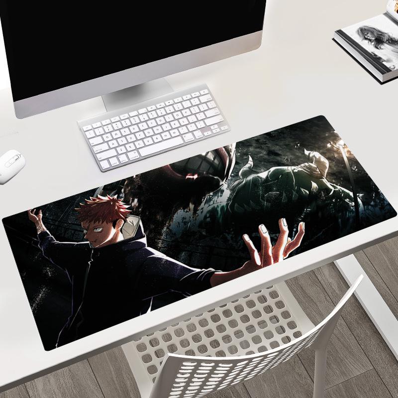 Tapis de bureau Jujutsu Kaisen 40x90x0.3CM avec les personnages Gojo, Yuji et Megumi.
