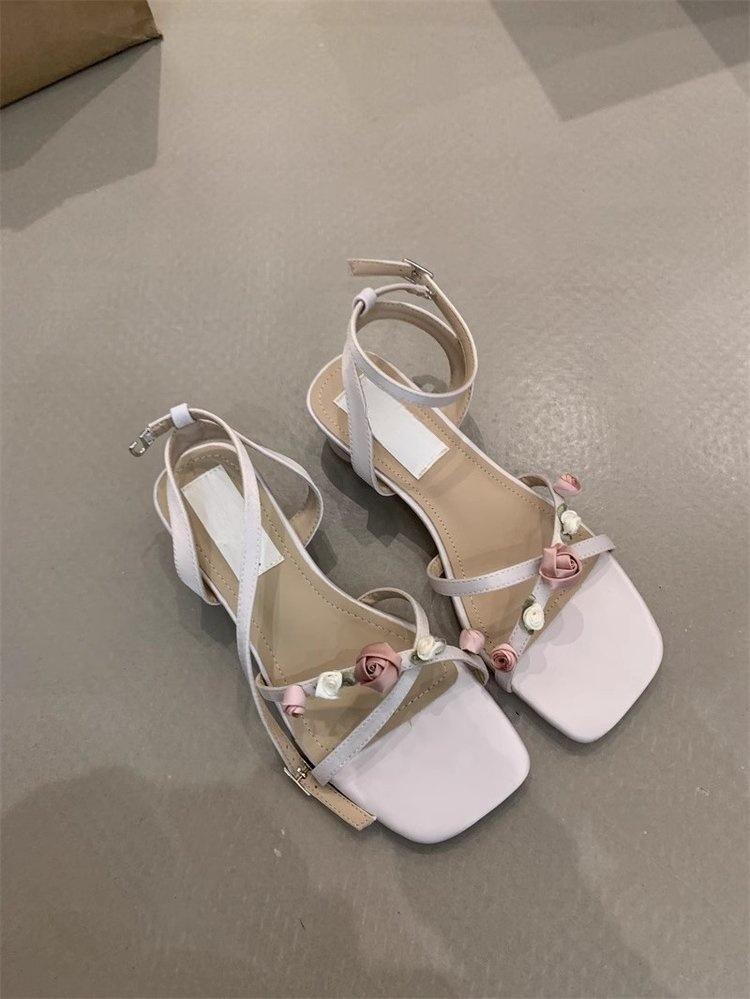 

Ретро цветок слово с сандалии девушка 2025 новый верхняя одежда фея ветер вечерний ветер толстый каблук крутые тапочки 39