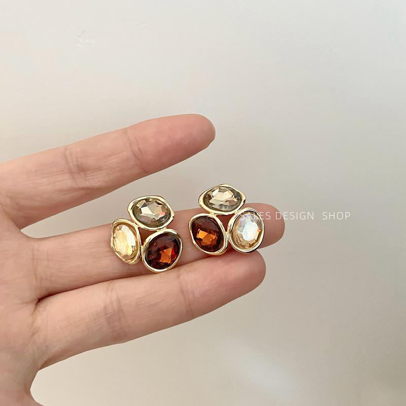 

Korean Style Heavy Duty Colored Glass Stud Earrings: Light Luxury, High-End, Retro Versatile Design for Women