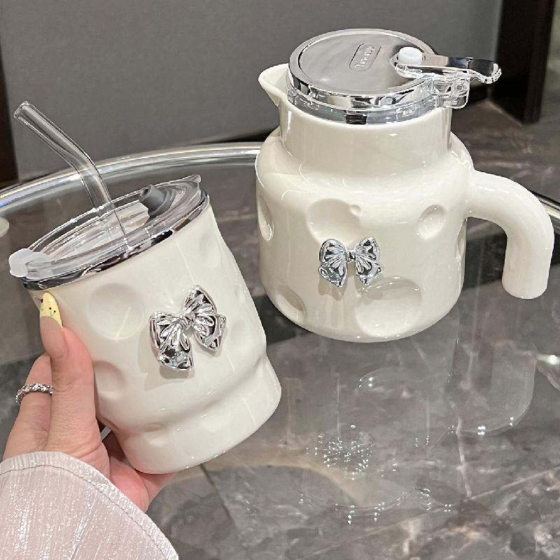 Bogen Keramik Strohhalmbecher Keramik Käseförmige Kaffeetassen Trinkbecher Strohhalmkessel Valentinstagsgeschenk Schwarz-Weiß Tassen