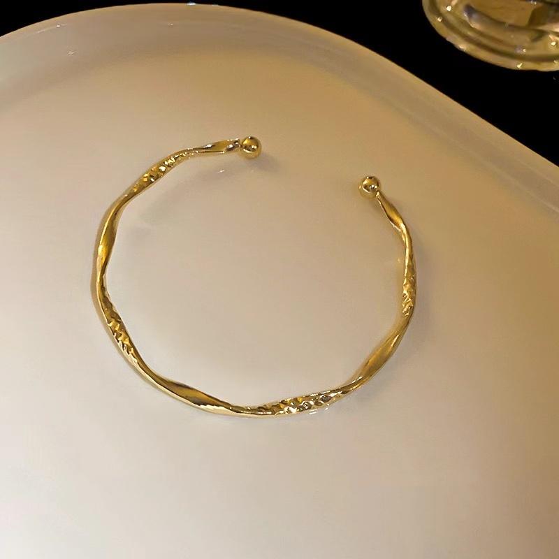 A Women's Bracelet with a Twisted Opening, Adjustable, Simple and Versatile Jewelry Suitable for Everyday Wear