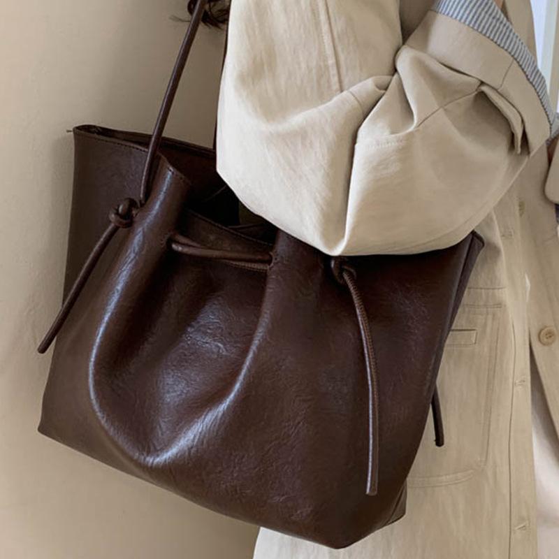 Large Capacity Tote Bag for Commuting, Women's New Style Simple and Fashionable Shoulder Bag, Retro Commuting Armpit Bag, Trendy