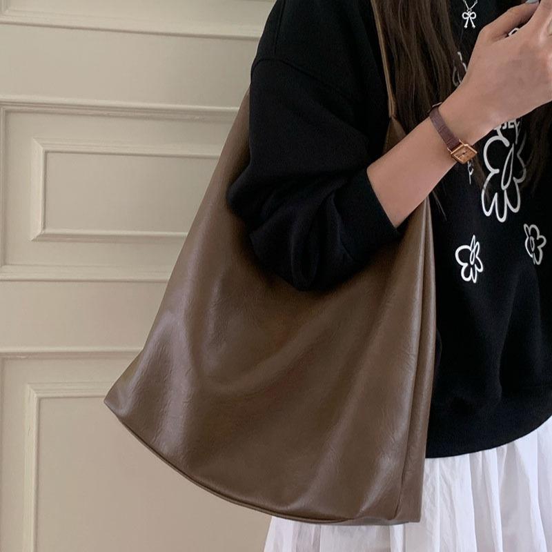 Soft Leather Large-capacity Underarm Bag A Versatile Single-shoulder Tote Bag for A Laid-back Commuting Style