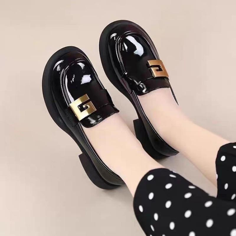 2024 Britischer Stil Vintage Slipper Lackleder Loafer für Damen mit Blockabsatz und Metallschnalle