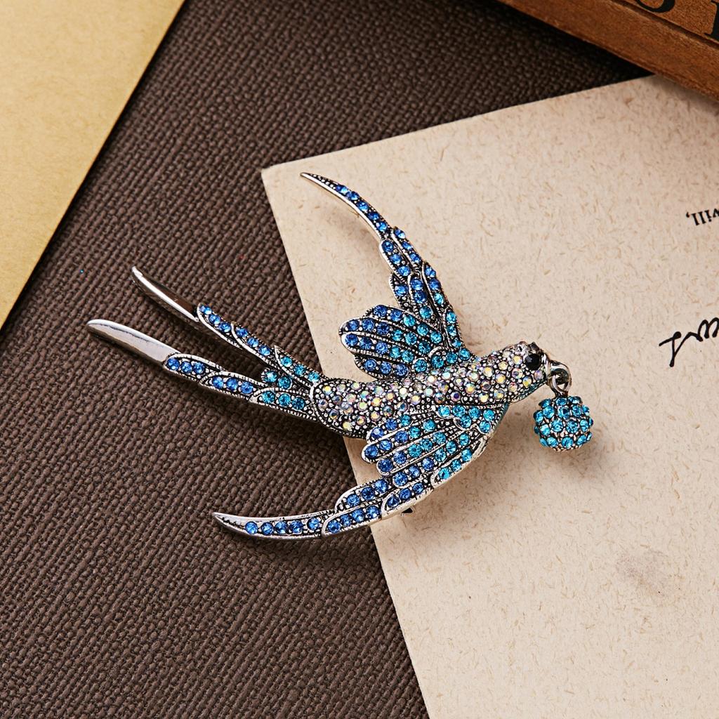 Luxury Full Rhinestone Flying Bird Holding Ball Brooches For Women Men Elegant Cartoon Lovely Bird Animal Pins Wedding Jewelry