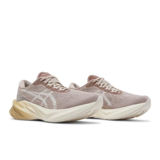 

ASICS Wmns Novablast 3 Fawn Mineral Beige 1012B288-702 EU 39.5 оленёнок/бежевый