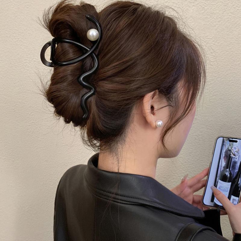 Internet celebrity temperament cross wave pearl grab clip cold wind shark clip hairpin personality hair accessories female