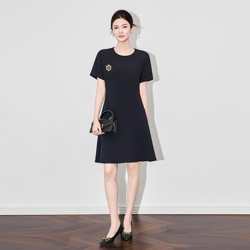 

Элегантное минималистичное женское летнее платье с круглым вырезом и короткими рукавами M темно-синий