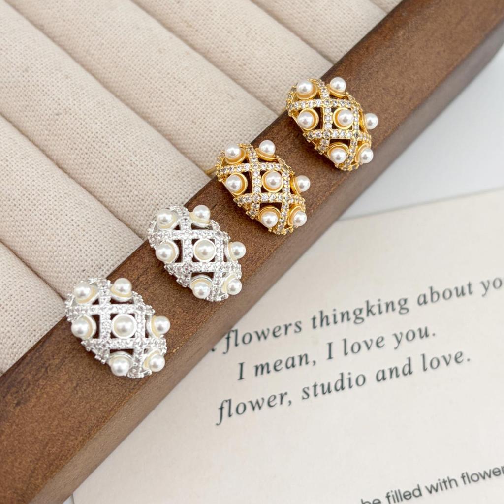 Elegant Geometric Pearl & Zircon Stud Earrings: European & American Retro Fashion Style