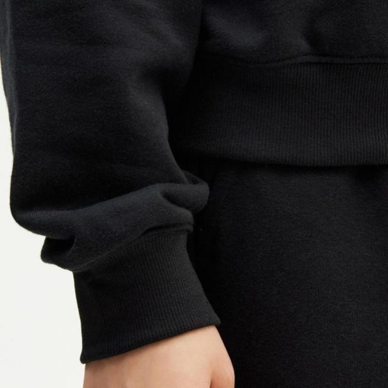 New Balance Women Small Logo Sweatshirt Nbnce2s042