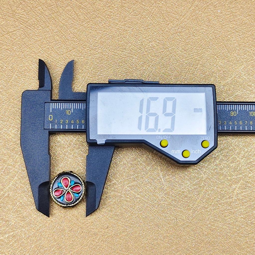 Nepalski Ręcznie Robiony Naszyjnik z Sześciosylabową Mantrą z Mosiężnymi Inkrustowanymi Koralikami