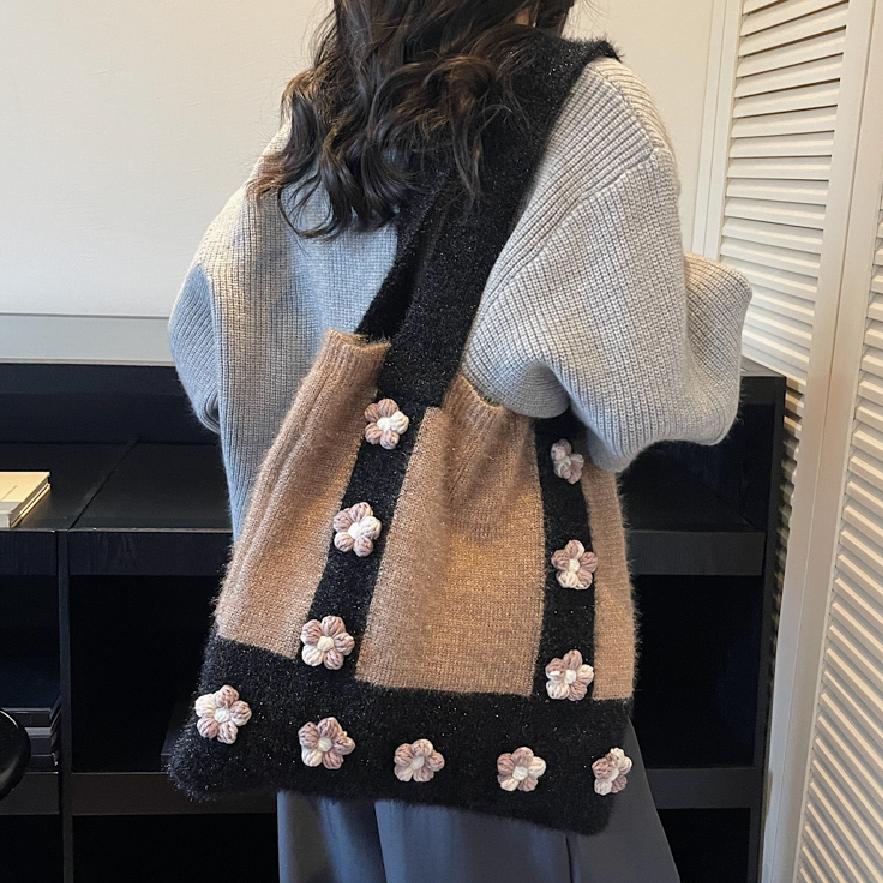 Women Plush Shoulder Bag Warm Cloth Fabric Handbag Soft Designer Flowers Handbags Girls Shoulder Bag Shopping Bag Large Capacity
