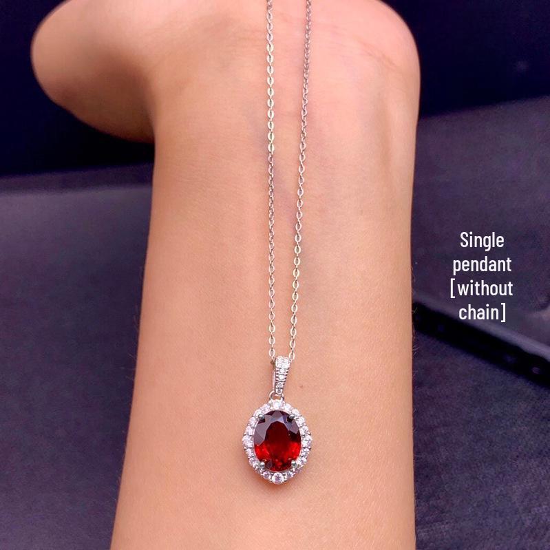 

Роскошный комплект ювелирных изделий из 18-каратного белого золота: Открытое кольцо с имитацией бриллианта и граната с рубином и соответствующим ожерельем с подвеской для женщин.