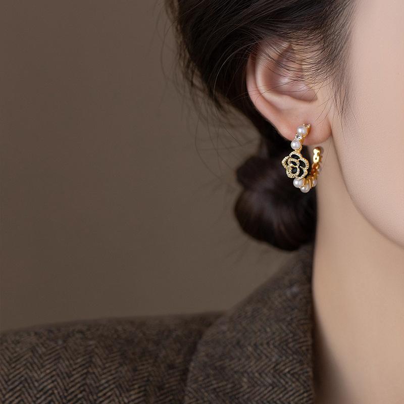Orecchini a lobo a forma di C con fiore di zircone e perla temperamento orecchini quotidiani per pendolari orecchini di lusso leggero donna