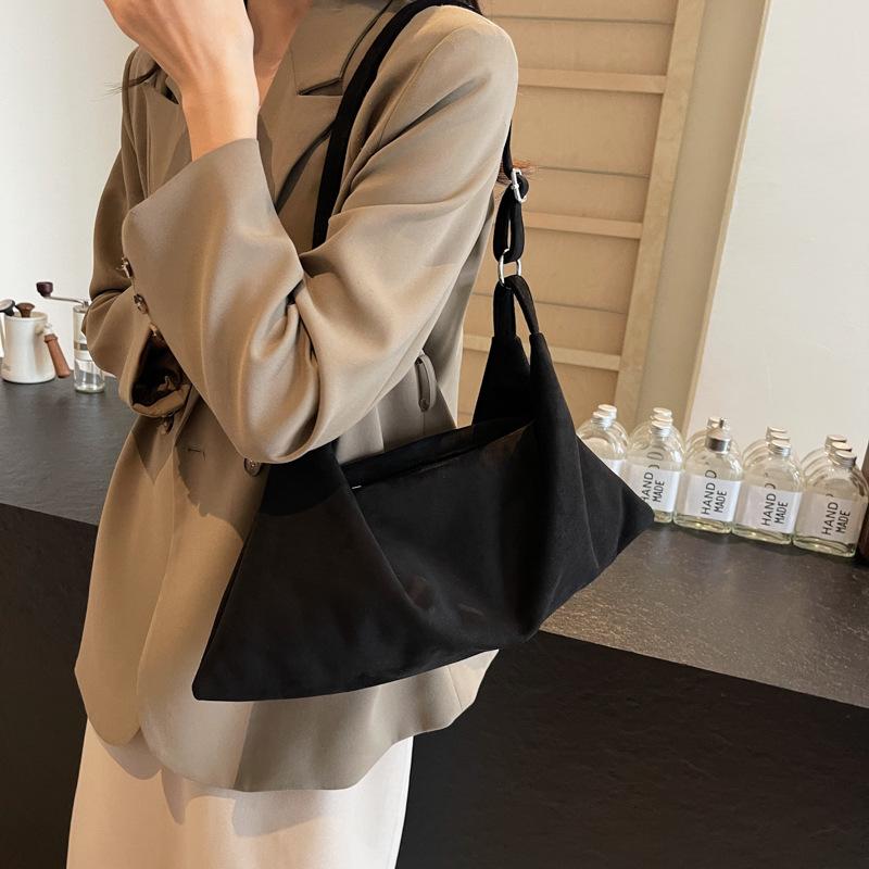 

2025 large-capacity fleece drawstring messenger bag shopping bag underarm bag commuter tote women s bag autumn and winter versatile tide 44*10*19 чёрный