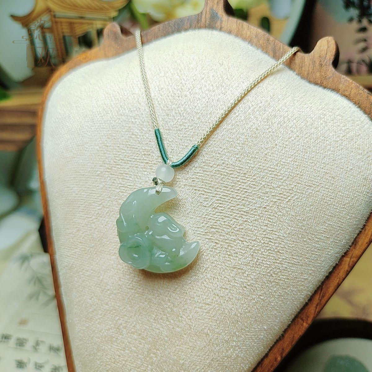 Кулон  Бог Богатства  из Золотого Шелкового Нефрита Синьцзяна с Акцентами из Нефрита Тяньшаня