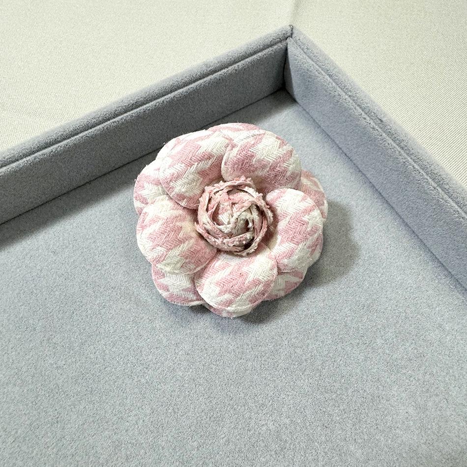 Suqi Elegant French Tweed Camellia Brooch for Women s High-End Fashion Accessories